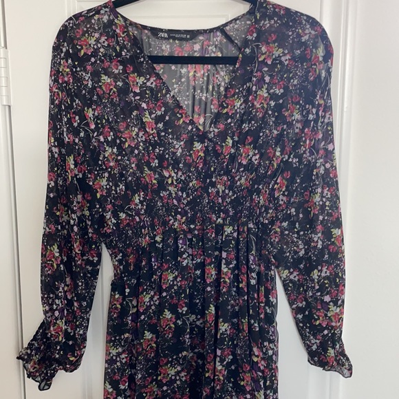 Zara midi flowery dress. Size 8. Never worn. - Picture 2 of 5